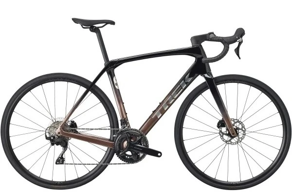 Photographie d'un vélo de route Trek noir et bronze